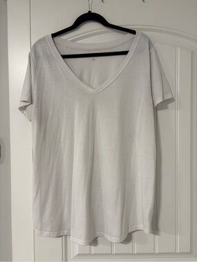 torrid White V-Neck Short Sleeve Tee